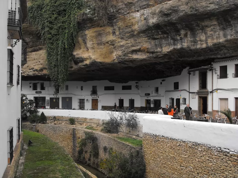 Das kleine, weiße Dorf, das in den Felsen neben dem Fluss gebaut wurde