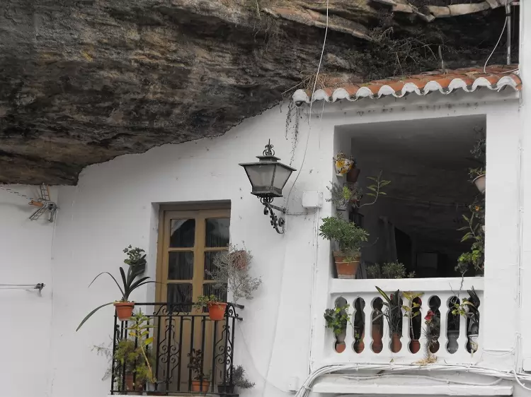 Setenil de las Bodegas befindet sich in der Provinz Cádiz, nicht weit von Ronda (Provinz Málaga) entfernt.