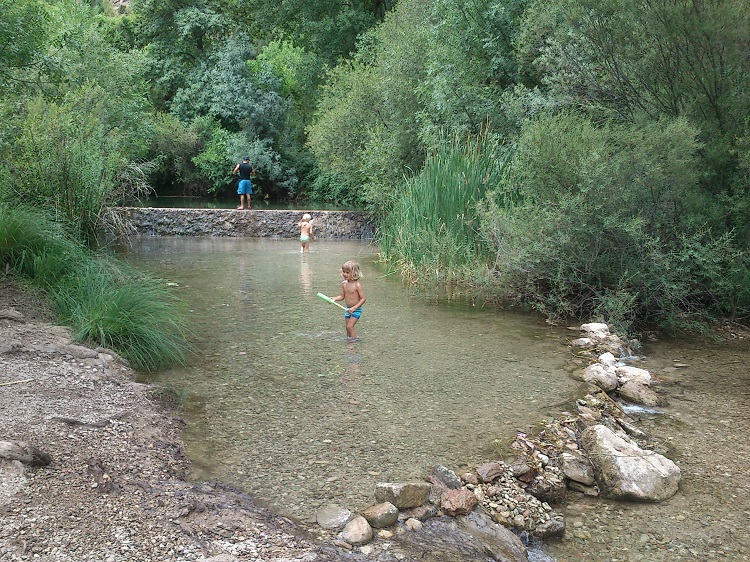 Kinder spielen im Fluss-w