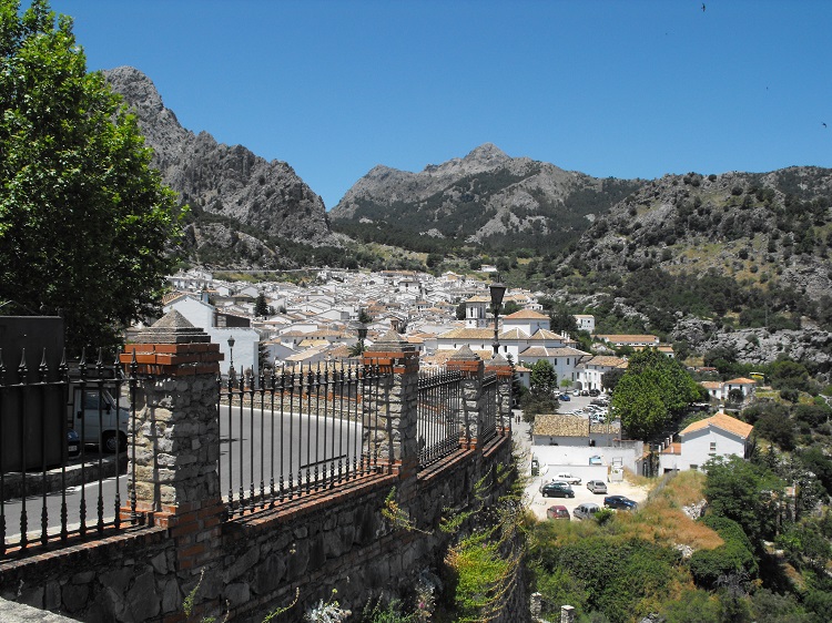 Eines der schönsten weißen andalusischen Dörfer, ein atemberaubender Nationalpark und ein schönes Wandergebiet: Grazalema bietet  alles