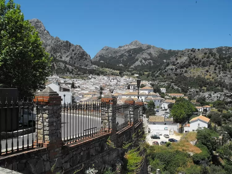 Eines der schönsten weißen andalusischen Dörfer, ein atemberaubender Naturschutzgebiet und ein schönes Wandergebiet: Grazalema bietet  alles