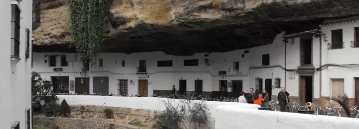Setenil de las Bodegas: Das kleine, weiße Dorf, das in den Felsen neben dem Fluss gebaut wurde