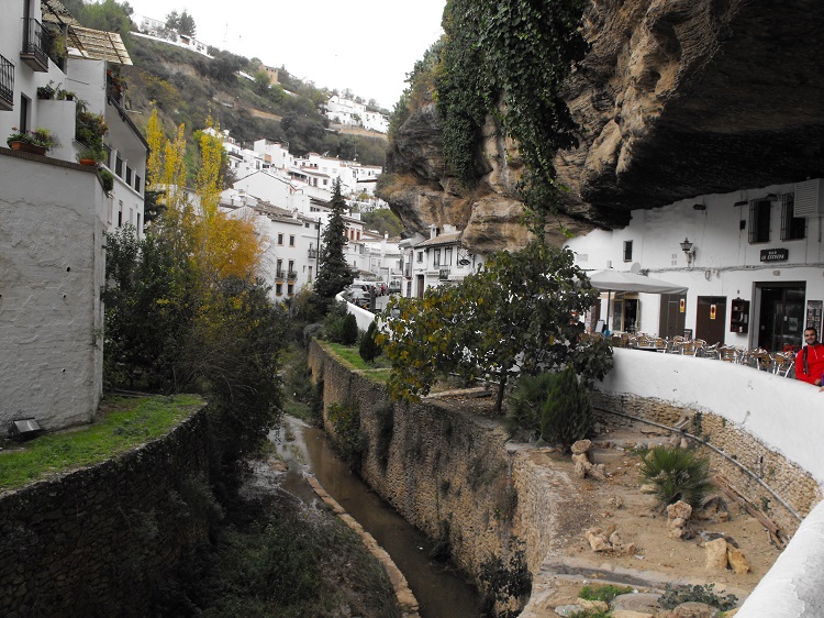 Fluss durch Setenil de las Bodegas