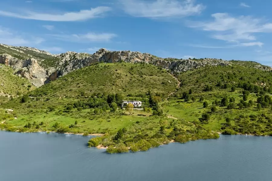 Restaurierter andalusischer Finca mit unvergesslichem Seeblick – in der Nähe des Königsweg Caminito del Rey