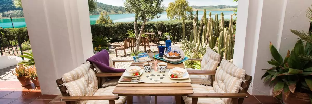 Tolle andalusische Finca im Naturschutzgebiet direkt am See