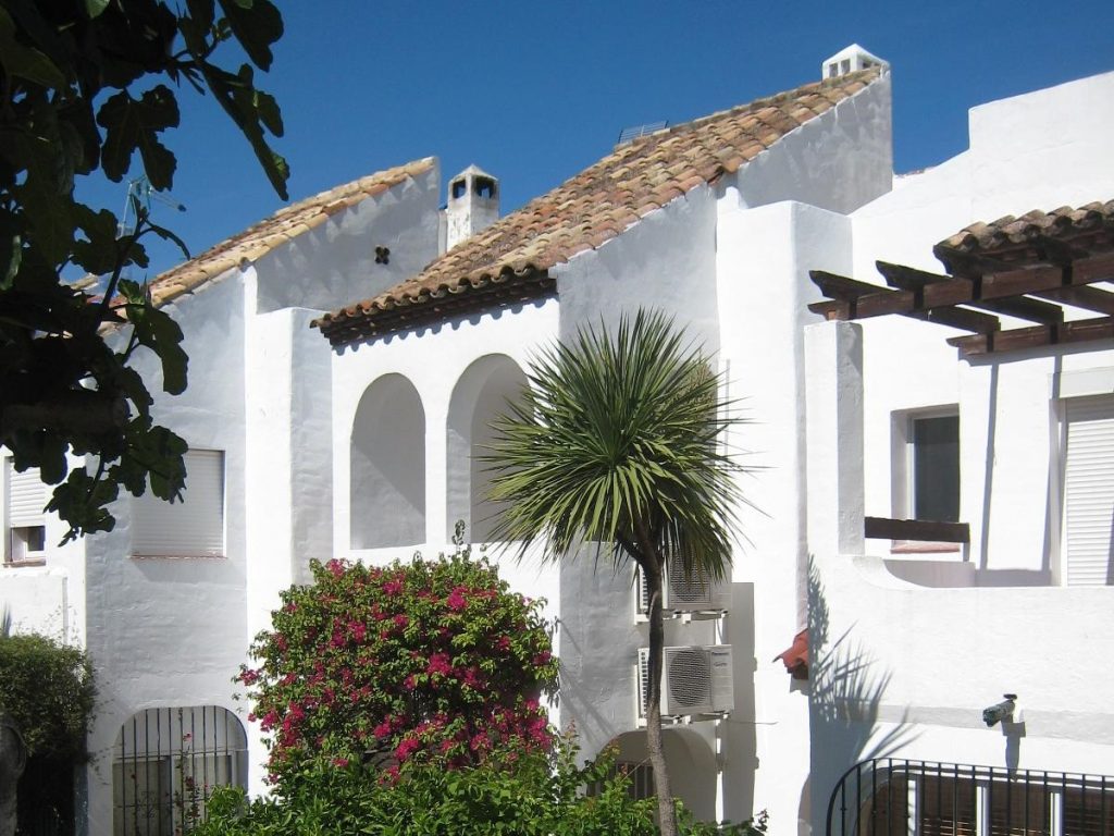 Malerischen Townhouse für 5 mit Garten und Pool auf der New Golden Mile in der Nähe von Marbella