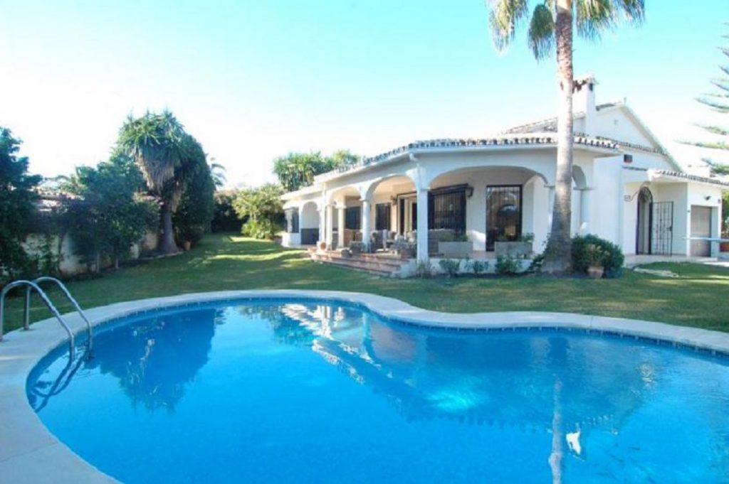 Erstaunliche Luxusvilla für 7 Personen mit eigenem Schwimmbad inmitten einer grünen, schönen Garten in Cabopino, nähe Marbella