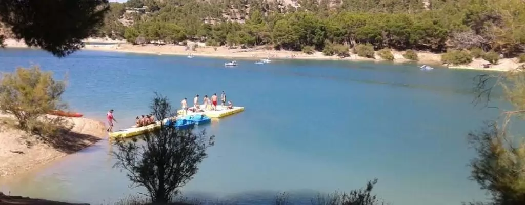Hütte in einem Pinienwald direkt am See beim Königsweg