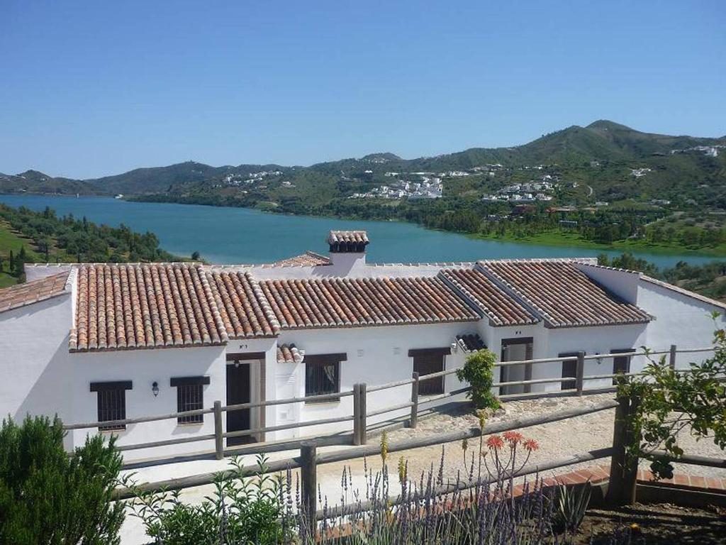Bezaubernde Hütten für 4-6 Personen direkt beim Viñuela-See, östlich von Malaga
