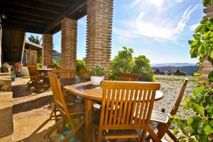 Ferienwohnungen mit einem gemütlichen Schlafzimmer, schönen andalusischen Details, Bergaussicht, einer großartigen Terrasse und eigenem Kaminofen
