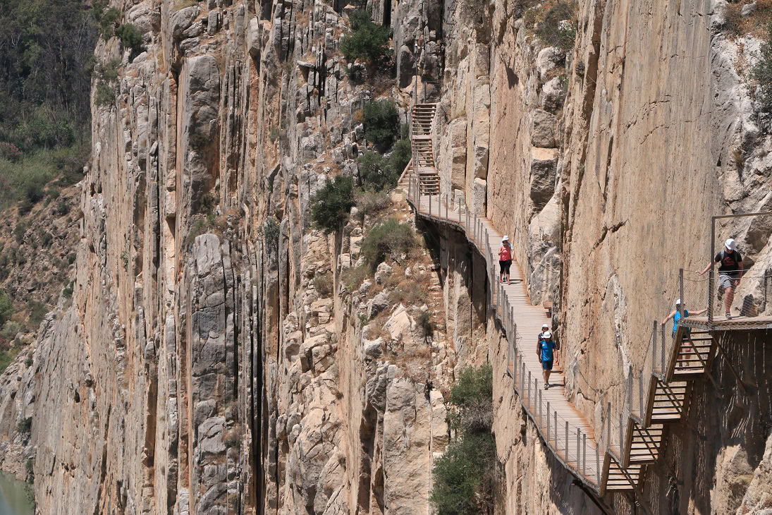 Der alte Königsweg seht man unten vom neue Caminito del Rey