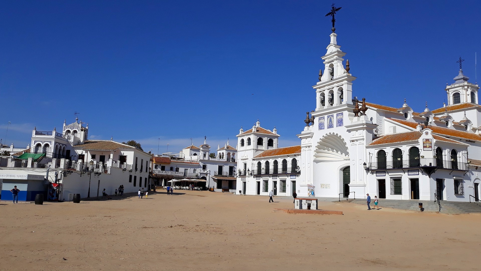 Ein nicht ganz traditionelles weiß getünchtes Dorf in Andalusien -El Rocíos Straßen sind voller Sand-