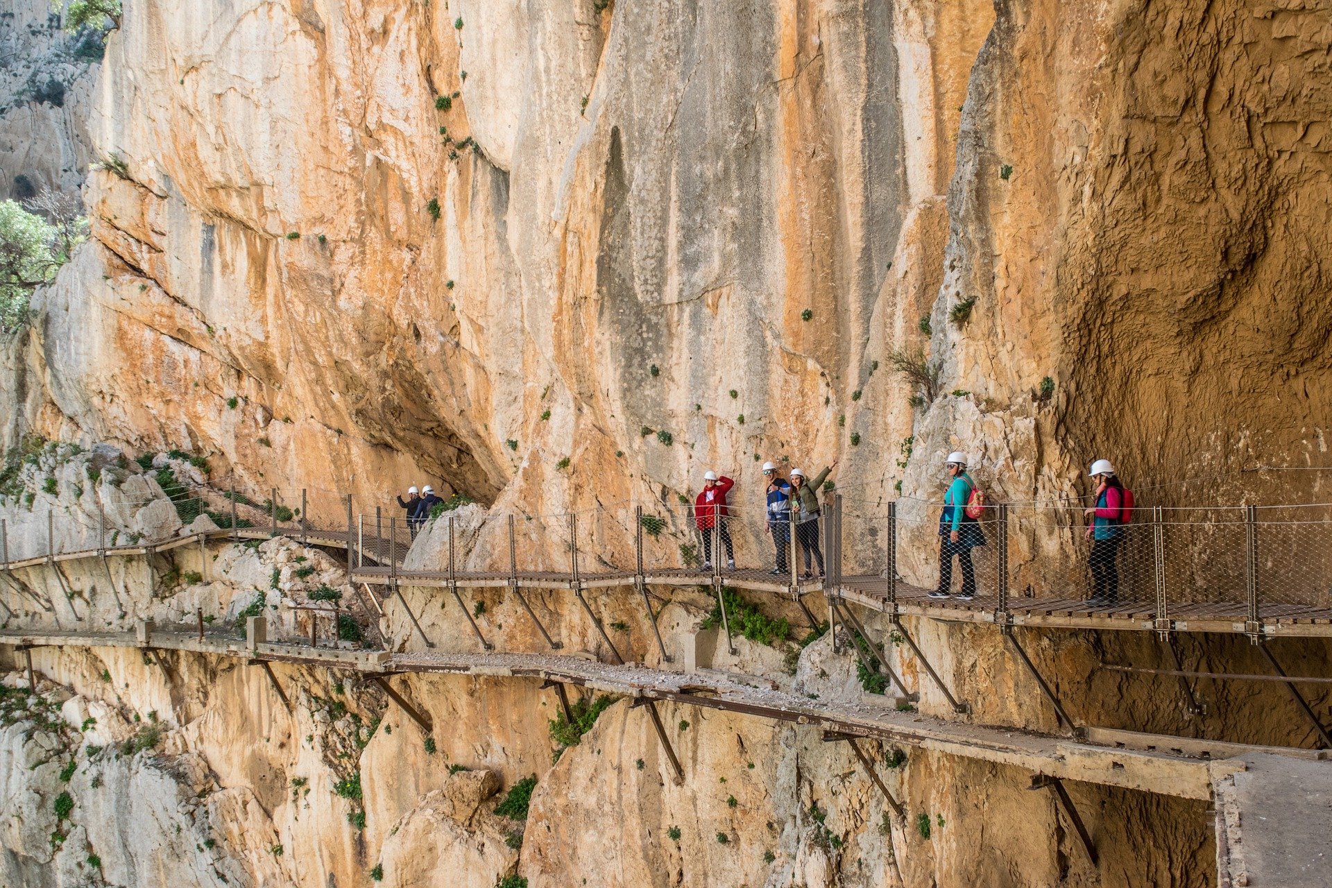 Der neue Wanderweg Caminito del Rey oben - und der alte Königsweg unten