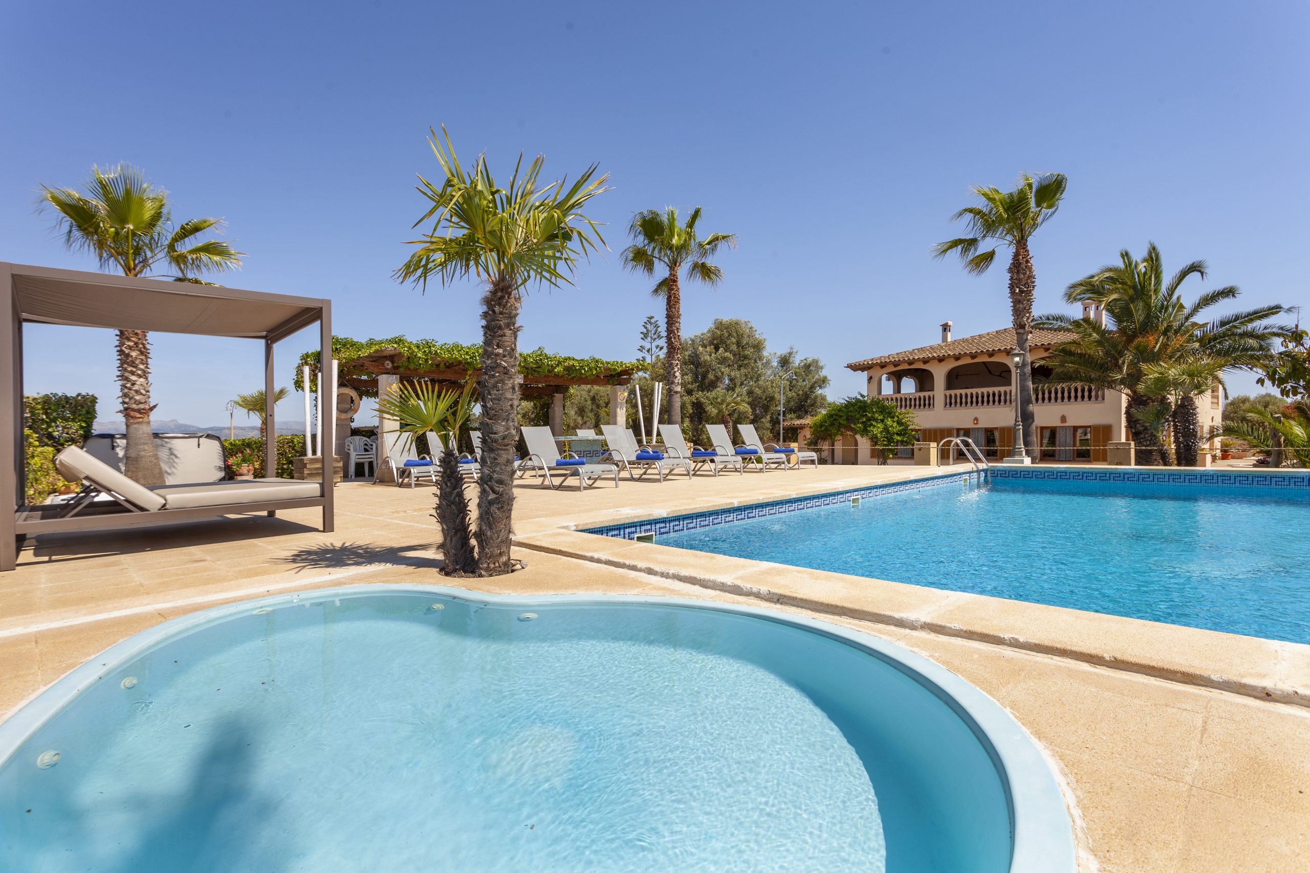 Schicke Villa mit mediterranem Flair für bis zu 10 Personen, in ländlicher Umgebung mit privatem Pool und Whirlpool