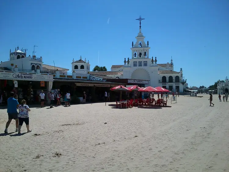 Ein nicht ganz traditionelles weißes Dorf in Andalusien – El Rocios Straßen sind voller Sand