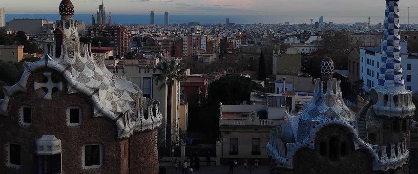 Gaudís pfannkuchenartige Häuser im Park Güell – und der Blick über die Stadt Barcelona