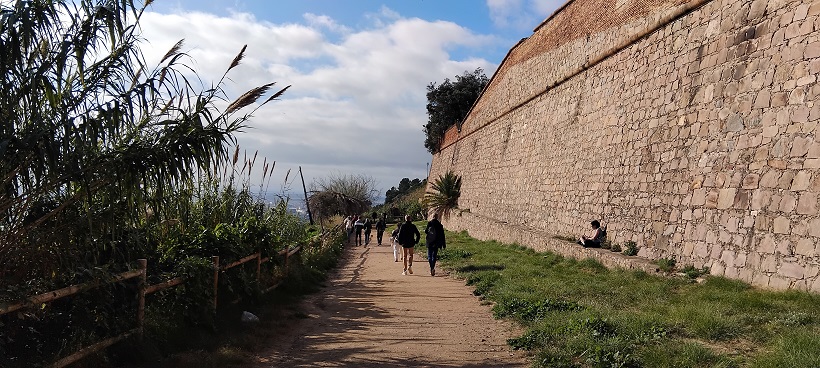 Wunderschöner Spaziergang in grüner Umgebung auf dem Berg Montjuïc – mit Blick auf die Stadt Barcelona