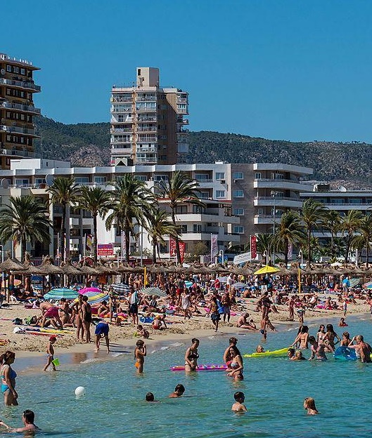 Betonbauten am Strand – und Übertourismus – auf den Kanarischen Inseln